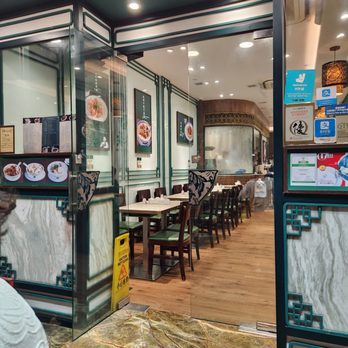 麥奀雲吞麵世家 - Front door view inside - Cantonese Near Me - Hong Kong, HK 麥奀雲吞麵世家 - Front door view inside - Cantonese Near Me - Hong Kong, HK