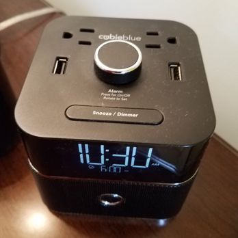 Queen's Landing - Awesome alarm clock with usb charging ports and outlets. - Hotels Near Me - Niagara-on-the-Lake, Ontario