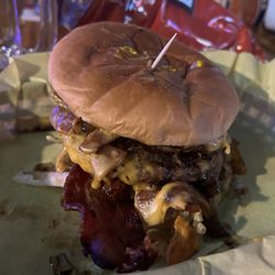 Woody's Bar & Grill - Double cheeseburger