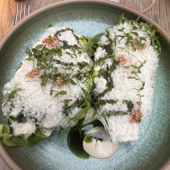 Table 22 - Corazón de lechuga con ligero aderezo César un toque de reducción de pesto y delicioso queso parmesano finamente rayado - French Near Me - Cannes, 06