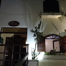 Restaurante Petit Chateau Cozinha Contemporânea - Entrada romântica e parece uma casa.