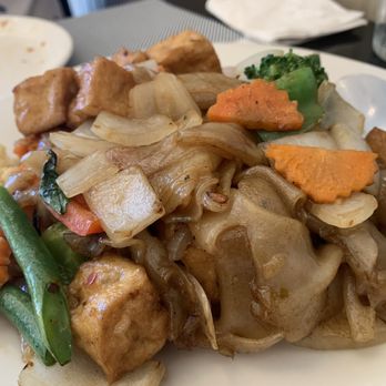 Pineapple Thai cuisine - Thai Near Me - Chestnut Hill, Massachusetts