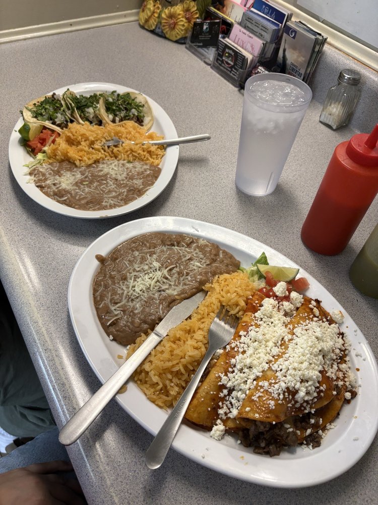 Taqueria el Muñeco Logo