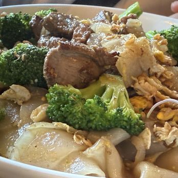 Love at First Bite - Pad See Ew - Thai Near Me - Lexington, Massachusetts