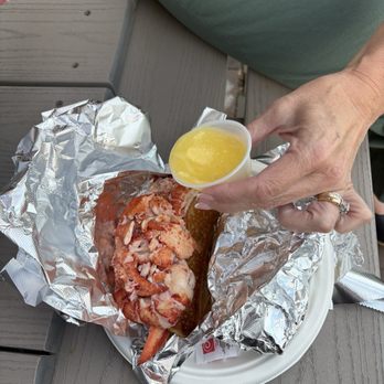 Red's Eats - Lobster roll - Seafood Near Me - Wiscasset, Maine