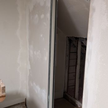 Alex Handyman - Finished pocket door mud, with well done radius transition to the ceiling - Handyman Near Me - Redmond, Washington
