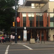 lululemon hours robson