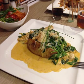 Pattos - Dat is een gevulde aardappel met kip en spinazie met een heerlijke room saus - Belgian Near Me - Hasselt, VLI Pattos - Dat is een gevulde aardappel met kip en spinazie met een heerlijke room saus - Belgian Near Me - Hasselt, VLI