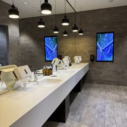 Swiss Senator Lounge E - Bathroom