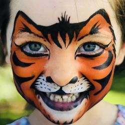 Artovator - Tiger face painting by Tracy Kiggen of ARTovator.