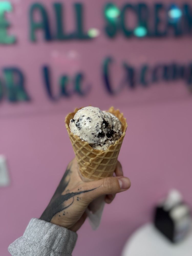 Suzy's Scoops Logo