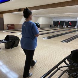 Good lanes with auto score and fast ball returns.