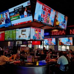Pluckers Wing Bar - Meyerland