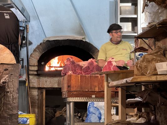 OSTERIA ACQUACHETA dal giovedì al lunedì pranzo e cena necessaria la prenotazione L'OSTESSA E L'OSTE AUGURANO BUONA VITA by null