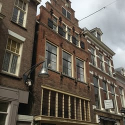 Hotel de Leeuw - There's a lion on top.
