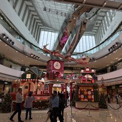 國際金融中心商場 - Nov 2024 and holiday decor is up.