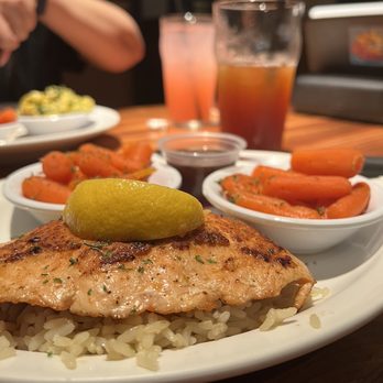 Cheddar's Scratch Kitchen - Bourbon glazed salmon and Sweet Baby Carrots - American Near Me - Cypress, Texas