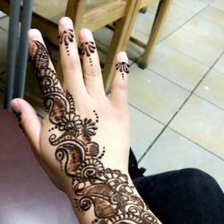 SOI Brow Threading GreenOaks - Henna tatto