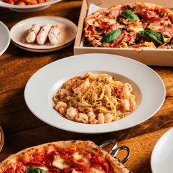 Industria Pizzeria + Bar - Un bon week-end commence autour d'une table bien remplie.
A great weekend starts around a table full of good food.
