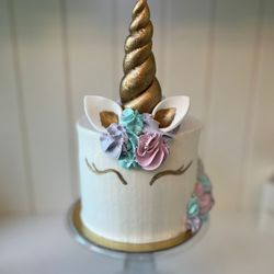 Ooh La La Cupcakes + Cakes