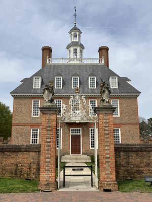 Photo of Colonial Williamsburg - Williamsburg, VA, US. Closeup of the Governor's Palace.  On the Pillars is a unicorn and a lion.