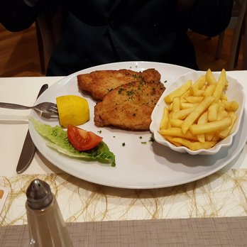 Zum Schwan - Butterschnitzel mit Pommes und Zitrone. Der Blasenschlag der Panade ist ein Zeichen dafür, dass es hausgemacht ist. - German Near Me - Idar-Oberstein, RP Zum Schwan - Butterschnitzel mit Pommes und Zitrone. Der Blasenschlag der Panade ist ein Zeichen dafür, dass es hausgemacht ist. - German Near Me - Idar-Oberstein, RP