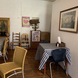 Willie's BBQ - Small Dine In...very clean