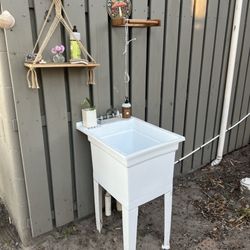 Coastal Expeditions Beaufort - Hand wash sink and shower