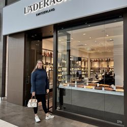 Läderach chocolatier suisse - Outside the store the moment they opened at 10am
