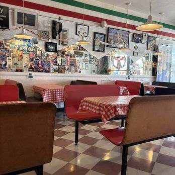 Giovanni's Pizzeria - seating - Pizza Near Me - Albuquerque, New Mexico