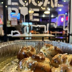 LOCAL PIE - Garlic Knots (6 Pieces)