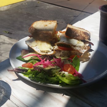 Blueys Kitchen - Fried egg sandwich and the kombucha smoothi - Cafes Near Me - Santa Monica, California