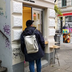 Café by Dokuwa - Hier am Fenster, wird man bedient