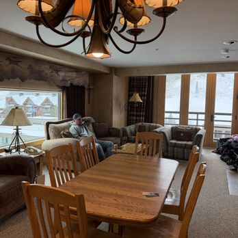 Shoshone Condominium Hotel - Dining room, living room - Hotels Near Me - Big Sky, Montana Shoshone Condominium Hotel - Dining room, living room - Hotels Near Me - Big Sky, Montana
