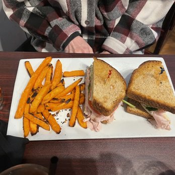 Outer Edge Pizzeria - healthy fresh sandwich with sweet potato fries - Pizza Near Me - Truth or Consequences, New Mexico