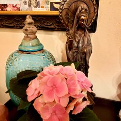 Laurine Tonkin Intuitive Medium - Intuitive Readings, Channeling, Healing Energy work, Tarot & Oracle cards, Goddess, Inner Child & Shadow work.