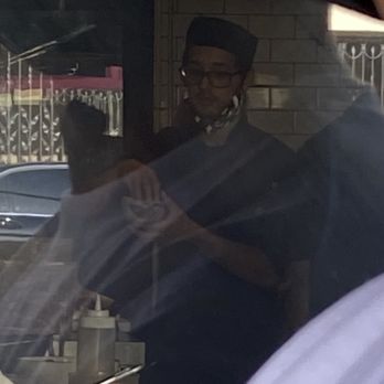 Bodegon No 69 - Food handling employee who is not wearing a mask in the kitchen - Latin American Near Me - Pasadena, California