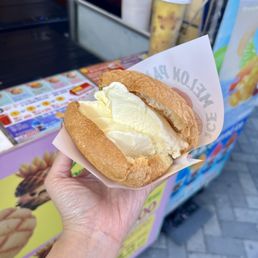 世界で2番めにおいしい焼きたてメロンパンアイス 道頓堀角座広場店