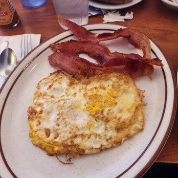 Le Roy's Restaurant - Over-hard egg (my preference) and bacon accompanying my pancakes - Diners Near Me - Monrovia, California