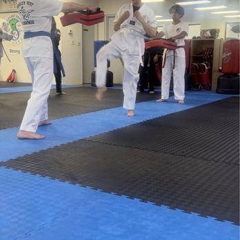 World's Best Tae Kwon Do - Learning how to kick ! - Taekwondo Near Me - Monrovia, California