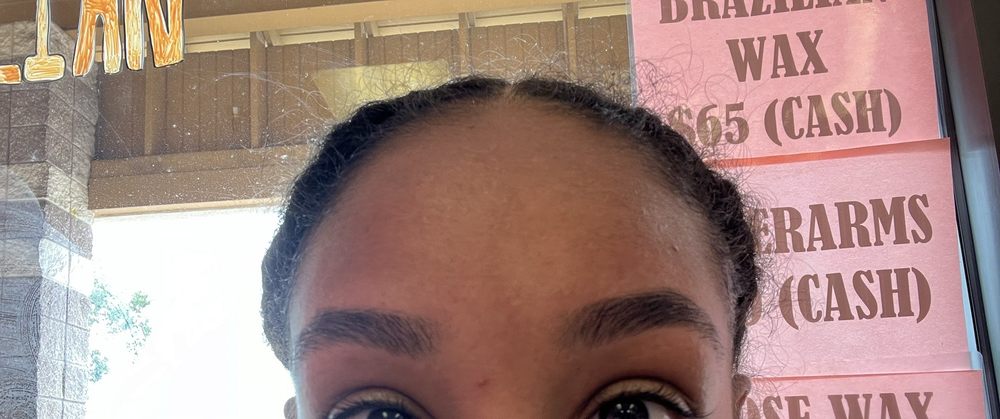 Riya's Eyebrow Lounge Logo
