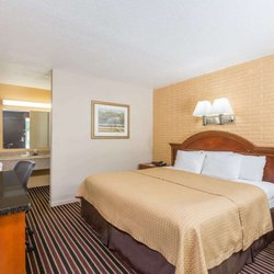 Days Inn by Wyndham Lenoir - Guest room