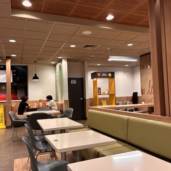 McDonald's - Dining area - Fast Food Near Me - Lihue, Hawaii
