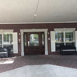 Park Manor of Cypress Station - Covered outdoor patio at the front of the facility.