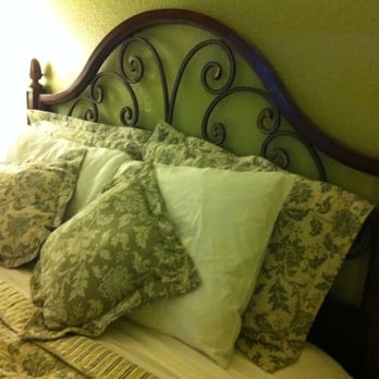 Beachside Inn - Comfortable bed with nice sheets and pillows. - Hotels Near Me - Destin, Florida