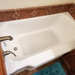Julian's Porcelain & Fiberglass - After - with permanent vinyl nonslip mat for the kids that won't damage the glaze!
