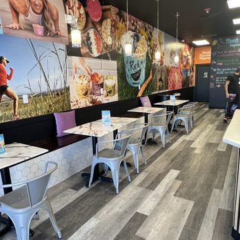 Rush Bowls - Inside seating area - Juice Bars & Smoothies Near Me - Highlands Ranch, Colorado
