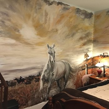 Aunt M's Illustrated Inn - Bed & Breakfast Near Me - San Saba, Texas