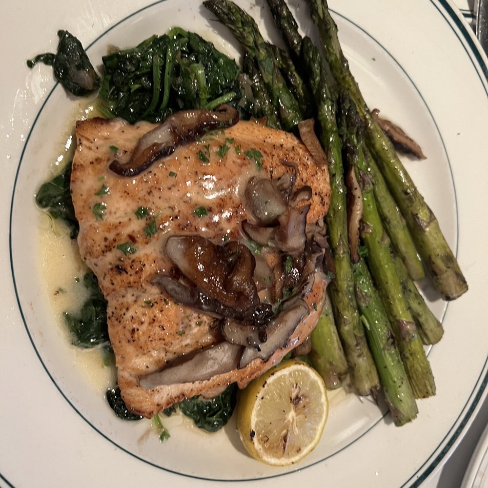 Daily Grill - Salmon over spinach, with mushrooms on top - American Near Me - Palm Desert, California Daily Grill - Salmon over spinach, with mushrooms on top - American Near Me - Palm Desert, California