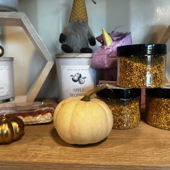 Buzzy Bakes Bakeshop  - Cute decor for purchase. Bee pollen for food/desserts or açaí bowls helps with local allergies. - Coffee & Tea Near Me - Durham, North Carolina